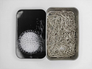 Дисплей метал с булавками в жестянных корбочках PT.PINS48.DB